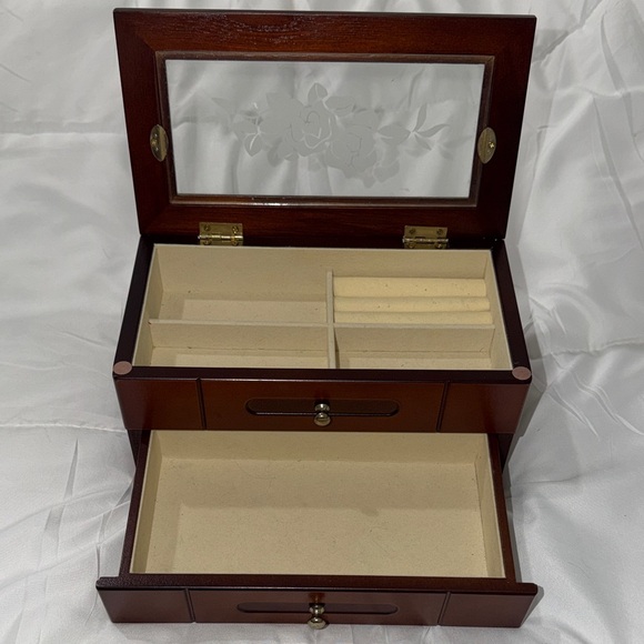 Elegant Brown Wooden Jewelry Box - Picture 5 of 11